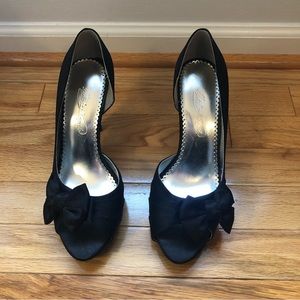 Black heels with bow